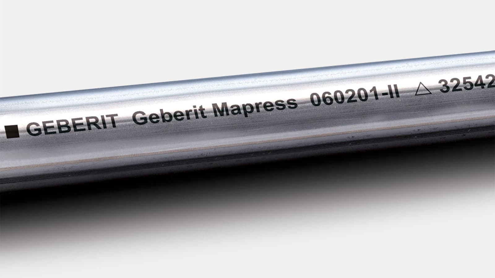 Inscripţionarea de culoare neagră marchează ţeava Geberit Mapress Oţel-Inox CrNiMo Inscripţionarea de culoare neagră marchează ţeava Geberit Mapress Oţel-Inox CrNiMo