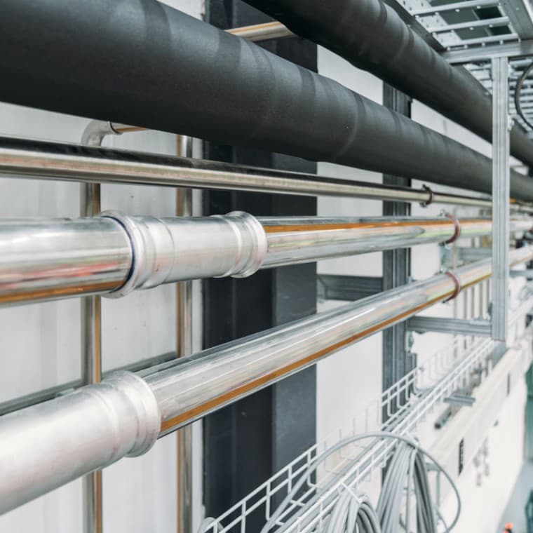 În multe aplicaţii industriale, precum activităţile care implică utilizarea de aer comprimat, de gaze inerte şi de presiune negativă. În multe aplicaţii industriale, precum activităţile care implică utilizarea de aer comprimat, de gaze inerte şi de presiune negativă.