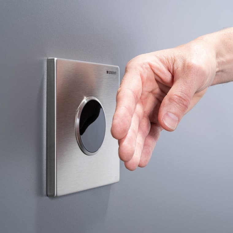 Sisteme de comandă a spălării pentru pisoare fără atingere cu detecţia în infraroşu a utilizatorului permit programarea în funcţie de necesităţi şi o acţionare fiabilă a spălării Sisteme de comandă a spălării pentru pisoare fără atingere cu detecţia în infraroşu a utilizatorului permit programarea în funcţie de necesităţi şi o acţionare fiabilă a spălării